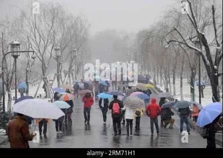 La gente cammina sulla strada rialzata di Baidi coperta di neve vicino al Lago Ovest a Hangzhou, capitale della provincia dello Zhejiang della Cina orientale, 9 febbraio 2014. Hangzhou ha salutato la prima neve di questo inverno domenica, che doveva durare fino a lunedì mattina. (Xinhua/Ju Huanzong) (zwx) CHINA-ZHEJIANG-HANGZHOU-SNOWFALL(CN) PUBLICATIONxNOTxINxCHN Celebrities Walk ON the Snow Covered Causeway near the WEST Lake in Hangzhou capitale della provincia dello Zhejiang della Cina orientale 9 febbraio 2014 Hangzhou ha salutato la prima neve di questo inverno LA domenica che cosa prevedeva di caricare fino a lunedì mattina XINHUA JU China Zhejiang Hang Foto Stock