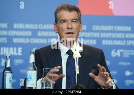 (140210) -- BERLINO, 10 febbraio 2014 (Xinhua) -- Pierce Brosnan partecipa a una conferenza stampa per promuovere il film A Long Way Down al 64° Berlinale International Film Festival di Berlino, in Germania, il 10 febbraio 2013. (Xinhua/Zhang fan) GERMANY-BERLIN-BERLINALE-A LONG WAY DOWN PUBLICATIONxNOTxINxCHN 140210 Berlino 10 febbraio 2014 XINHUA Pierce Brosnan partecipa a una conferenza stampa per promuovere il film a Long Way Down AL 64° Berlinale International Film Festival di Berlino Germania IL 10 febbraio 2013 XINHUA Zhang Supporter Germany Berlin Berlinale a Long Way Down PUBLICATIONxNOTxINCHN Foto Stock