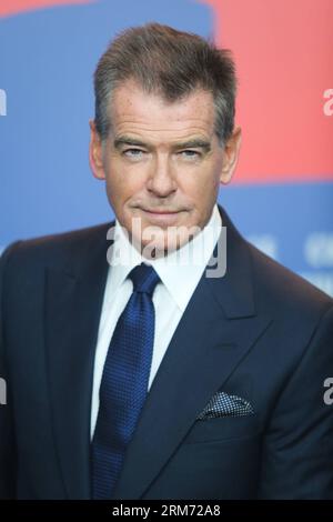 (140210) -- BERLINO, 10 febbraio 2014 (Xinhua) -- Pierce Brosnan partecipa a una conferenza stampa per promuovere il film A Long Way Down al 64° Berlinale International Film Festival di Berlino, in Germania, il 10 febbraio 2013. (Xinhua/Zhang fan) GERMANY-BERLIN-BERLINALE-A LONG WAY DOWN PUBLICATIONxNOTxINxCHN 140210 Berlino 10 febbraio 2014 XINHUA Pierce Brosnan partecipa a una conferenza stampa per promuovere il film a Long Way Down AL 64° Berlinale International Film Festival di Berlino Germania IL 10 febbraio 2013 XINHUA Zhang Supporter Germany Berlin Berlinale a Long Way Down PUBLICATIONxNOTxINCHN Foto Stock