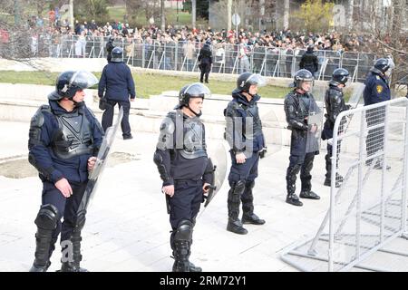 (140211) -- SARAJEVO, 11 febbraio 2014 (Xinhua) -- poliziotti sorvegliano l'edificio della Federazione di Bosnia-Erzegovina (BiH) nel centro di Sarajevo, Bosnia-Erzegovina, l'11 febbraio 2014. Fino a 1.500 persone hanno protestato pacificamente davanti alla Presidenza e all'edificio governativo della Federazione della BiH. (Xinhua/Haris Memija) BOSNIA-ERZEGOVINA-SARAJEVO-PROTESTE PUBLICATIONxNOTxINxCHN Sarajevo 11 febbraio 2014 i poliziotti di XINHUA proteggono l'edificio della Federazione della Bosnia-Erzegovina nella BOSNIA-Erzegovina centrale di Sarajevo Bosnia-Erzegovina L'11 febbraio 2014 fino a 1 500 celebrità hanno protestato Foto Stock