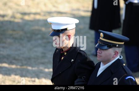 (140211) -- WASHINGTON, 11 febbraio 2014 (Xinhua) -- un membro della guardia d'onore parte con l'aiuto del suo collega soldato dopo essere svenuto durante una cerimonia di benvenuto tenuta dal presidente degli Stati Uniti Barack Obama per visitare il presidente francese Francois Hollande sul prato sud della Casa Bianca a Washington D.C., capitale degli Stati Uniti, Fed. 11, 2014. (Xinhua/Yin Bogu) US-WASHINGTON-FRANCE-HOLLANDE-SOLDIER-FAINT PUBLICATIONxNOTxINxCHN Washington 11 febbraio 2014 XINHUA un membro della Guardia d'Onore parte con l'aiuto del suo collega soldato dopo essere svenuto durante una cerimonia di benvenuto Hero da U S P. Foto Stock