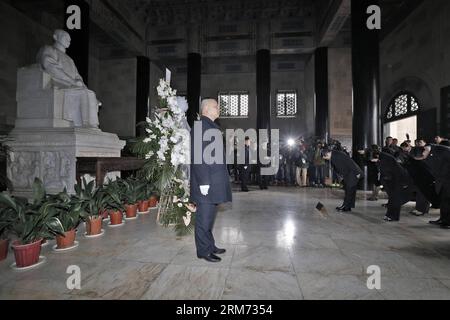 (140212) -- NANCHINO, 12 febbraio 2014 (Xinhua) -- Wang Yu-chi, capo degli affari continentali di Taiwan, si inchina alla statua del Dr. Sun Yat-sen mentre visita il suo mausoleo a Nanchino, capitale della provincia di Jiangsu della Cina orientale, 12 febbraio 2014. (Xinhua/Shen Bohan) (lfj) CHINA-NANJING-WANG YU-CHI-MAINLAND VISIT (CN) PUBLICATIONxNOTxINxCHN Nanjing 12 febbraio 2014 XINHUA Wang Yu chi TAIWAN 'S Mainland Affairs Chief Bows to the Statue of Dr Sun Yat Sen mentre visita il suo Mausoleo a Nanjing capitale della provincia del Jiangsu 12 febbraio 2014 XINHUA Shen Bohan Cina Nanjing visita della terraferma di Wang Yu chi CN PUBLICATIONxNO Foto Stock