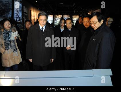 (140212) -- NANCHINO, 12 febbraio 2014 (Xinhua) -- Zhang Zhijun (fronte 2nd L), capo dell'Ufficio affari di Taiwan del Consiglio di Stato, visita la sala commemorativa delle vittime del massacro di Nanchino da parte degli invasori giapponesi a Nanchino, capitale della provincia di Jiangsu della Cina orientale, 12 febbraio 2014. (Xinhua/Sun CAN) (hdt) CHINA-NANJING-NANJING MASSACRE-ZHANG ZHIJUN-VISIT (CN) PUBLICATIONxNOTxINxCHN Nanjing 12 febbraio 2014 XINHUA Zhang Zhijun 2nd l Front Head of the State Council TAIWAN Affairs Office visita la sala commemorativa delle vittime del massacro di Nanjing da parte degli invasori giapponesi a Jiangsu, capitale della Cina orientale Foto Stock