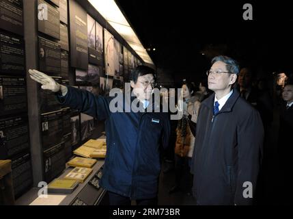 (140212) -- NANCHINO, 12 febbraio 2014 (Xinhua) -- Zhu Chengshan (fronte L), curatore della sala commemorativa delle vittime del massacro di Nanjing da parte degli invasori giapponesi, presenta mostre a Zhang Zhijun, capo dell'Ufficio affari di Taiwan del Consiglio di Stato, presso la sala commemorativa di Nanjing, capitale della provincia di Jiangsu della Cina orientale, 12 febbraio 2014. (Xinhua/Sun CAN) (hdt) CHINA-NANJING-NANJING MASSACRE-ZHANG ZHIJUN-VISIT (CN) PUBLICATIONxNOTxINxCHN Nanjing 12 febbraio 2014 XINHUA Zhu Cheng Shan l Front Curator della sala memoriale delle vittime a Nanjing Massacre by Japanese Invaders gives to Intro Foto Stock