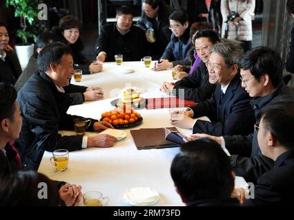 (140212) -- NANCHINO, 12 febbraio 2014 (Xinhua) -- Zhang Zhijun (Middle R), capo dell'Ufficio affari di Taiwan del Consiglio di Stato, parla con gli investitori cinesi di Taiwan mentre visitano un'impresa di ristorazione finanziata da Taiwan a Nanchino, capitale della provincia di Jiangsu della Cina orientale, 12 febbraio 2014. (Xinhua/Sun CAN) (hdt) CHINA-NANJING-ZHANG ZHIJUN-VISIT (CN) PUBLICATIONxNOTxINxCHN Nanjing 12 febbraio 2014 XINHUA Zhang Zhijun Middle r Capo dell'Ufficio affari di TAIWAN del Consiglio di Stato parla con gli investitori cinesi Di TAIWAN durante una visita a un'impresa di catering finanziata da TAIWAN a Nanchino capitale della Cina orientale Foto Stock