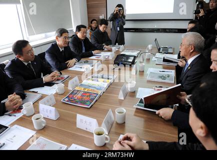 (140212) -- NANCHINO, 12 febbraio 2014 (Xinhua) -- Zhang Zhijun (2nd L), capo dell'Ufficio affari di Taiwan del Consiglio di Stato, parla con gli investitori cinesi di Taiwan mentre visitano una società finanziata da Taiwan a Nanchino, capitale della provincia di Jiangsu della Cina orientale, 12 febbraio 2014. (Xinhua/Sun CAN) (hdt) CHINA-NANJING-ZHANG ZHIJUN-VISIT (CN) PUBLICATIONxNOTxINxCHN Nanjing 12 febbraio 2014 XINHUA Zhang Zhijun 2nd l Head of State Council TAIWAN Affairs Office parla con investitori cinesi Di TAIWAN mentre visitano una società finanziata da Taiwan a Nanchino capitale della provincia di Jiangsu 12 febbraio 2014 XIN Foto Stock