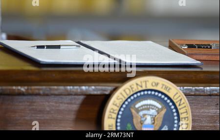 (140212) -- WASHINGTON, 12 febbraio 2014 (Xinhua) -- documenti sono visti su una scrivania durante la firma del presidente degli Stati Uniti Barack Obama di un ordine esecutivo per aumentare il salario minimo per i lavoratori a contratto federali nella stanza orientale della Casa Bianca a Washington D.C., negli Stati Uniti, 12 febbraio 2014. La mossa, annunciata per la prima volta durante il discorso sullo stato dell'Unione, aumenterà il salario minimo per gli appaltatori federali a 10,10 dollari all'ora dall'attuale tasso di 7,25 dollari. (Xinhua/Yin Bogu) U.S.-WASHINGTON-OBAMA-MINIMUM WAGE-ORDER PUBLICATIONxNOTxINxCHN Washington Feb 12 2014 XINHUA Documents are Lake Foto Stock