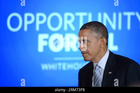 (140212) -- WASHINGTON, 12 febbraio 2014 (Xinhua) -- il presidente degli Stati Uniti Barack Obama parla prima di firmare un ordine esecutivo per aumentare il salario minimo per i lavoratori a contratto federali nella stanza orientale della Casa Bianca a Washington D.C., negli Stati Uniti, 12 febbraio 2014. La mossa, annunciata per la prima volta durante il discorso sullo stato dell'Unione, aumenterà il salario minimo per gli appaltatori federali a 10,10 dollari all'ora dall'attuale tasso di 7,25 dollari. (Xinhua/Yin Bogu) U.S.-WASHINGTON-OBAMA-MINIMUM WAGE-ORDER PUBLICATIONxNOTxINxCHN Washington Feb 12 2014 XINHUA il presidente degli Stati Uniti Barack Obama parla prima Foto Stock