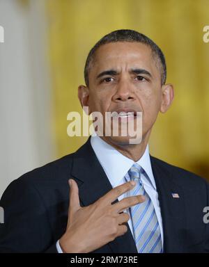 (140212) -- WASHINGTON, 12 febbraio 2014 (Xinhua) -- il presidente degli Stati Uniti Barack Obama parla prima di firmare un ordine esecutivo per aumentare il salario minimo per i lavoratori a contratto federali nella stanza orientale della Casa Bianca a Washington D.C., negli Stati Uniti, 12 febbraio 2014. La mossa, annunciata per la prima volta durante il discorso sullo stato dell'Unione, aumenterà il salario minimo per gli appaltatori federali a 10,10 dollari all'ora dall'attuale tasso di 7,25 dollari. (Xinhua/Yin Bogu) U.S.-WASHINGTON-OBAMA-MINIMUM WAGE-ORDER PUBLICATIONxNOTxINxCHN Washington Feb 12 2014 XINHUA il presidente degli Stati Uniti Barack Obama parla prima Foto Stock