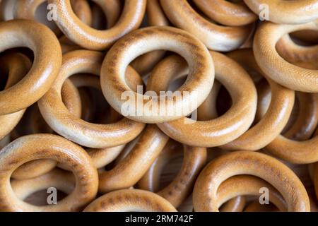 bagel di prodotti a base di farina solida, bagel secchi di piccole dimensioni, dessert fresco e non dolce per il tè Foto Stock