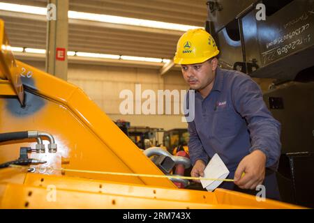 (140213) -- RIO DE JANEIRO, 13 febbraio 2014 (Xinhua) -- un dipendente lavora in uno stabilimento della multinazionale cinese Sany, azienda produttrice di macchinari pesanti, San Jose Dos Campos, Brasile, 6 febbraio 2014. Chinese Sany Group ha acquisito una comprovata esperienza in Brasile grazie alla sua strategia di localizzazione. (Xinhua/Xu Zijian) (lyx) BRASILE-CINA-SANY GROUP-LOCALIZATION PUBLICATIONxNOTxINxCHN Rio de Janeiro 13 febbraio 2014 XINHUA to Employee Works PRESSO uno stabilimento della multinazionale cinese Heavy Machinery Manufacturing Company di San Jose Dos Campos Brasile 6 febbraio 2014 il gruppo cinese ha ottenuto un track record in Brasile Foto Stock