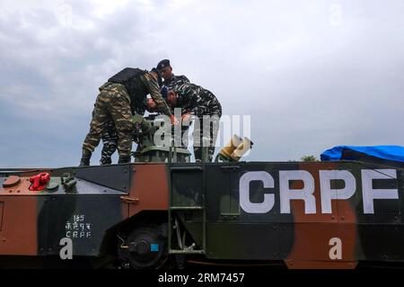 26 agosto 2023, Srinagar Kashmir, India: I soldati paramilitari indiani della Central Reserve Police Force (CRPF) regolano un'arma sulla cima di un veicolo sofisticato durante una demo dei due ultimi veicoli introdotti dal CRPF a Lethpora a Pulwama, 20 km a sud di Srinagar. La CRPF ha introdotto veicoli per la piattaforma anfibia blindata a ruote (WhAP) e veicoli per la risposta alla situazione critica (CSRV) costruiti in India per scopi operativi nel Kashmir, comprese le situazioni di ordine pubblico e le attività militanti contrastanti. Il sofisticato veicolo WhAP è in grado di operare a terra e anche in aree paludose Foto Stock