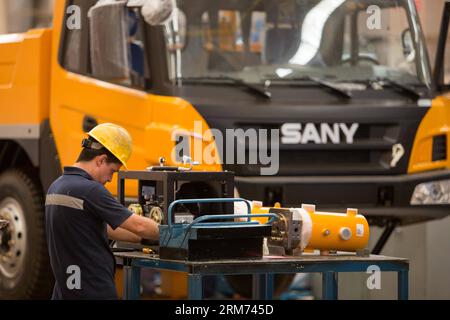 (140213) -- RIO DE JANEIRO, 13 febbraio 2014 (Xinhua) -- un dipendente lavora in uno stabilimento della multinazionale cinese Sany, azienda produttrice di macchinari pesanti, San Jose Dos Campos, Brasile, 6 febbraio 2014. Chinese Sany Group ha acquisito una comprovata esperienza in Brasile grazie alla sua strategia di localizzazione. (Xinhua/Xu Zijian) (lyx) BRASILE-CINA-SANY GROUP-LOCALIZATION PUBLICATIONxNOTxINxCHN Rio de Janeiro 13 febbraio 2014 XINHUA to Employee Works PRESSO uno stabilimento della multinazionale cinese Heavy Machinery Manufacturing Company di San Jose Dos Campos Brasile 6 febbraio 2014 il gruppo cinese ha ottenuto un track record in Brasile Foto Stock
