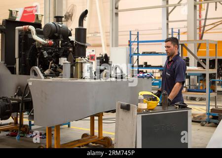 (140213) -- RIO DE JANEIRO, 13 febbraio 2014 (Xinhua) -- un dipendente lavora in uno stabilimento della multinazionale cinese Sany, azienda produttrice di macchinari pesanti, San Jose Dos Campos, Brasile, 6 febbraio 2014. Chinese Sany Group ha acquisito una comprovata esperienza in Brasile grazie alla sua strategia di localizzazione. (Xinhua/Xu Zijian) (lyx) BRASILE-CINA-SANY GROUP-LOCALIZATION PUBLICATIONxNOTxINxCHN Rio de Janeiro 13 febbraio 2014 XINHUA to Employee Works PRESSO uno stabilimento della multinazionale cinese Heavy Machinery Manufacturing Company di San Jose Dos Campos Brasile 6 febbraio 2014 il gruppo cinese ha ottenuto un track record in Brasile Foto Stock
