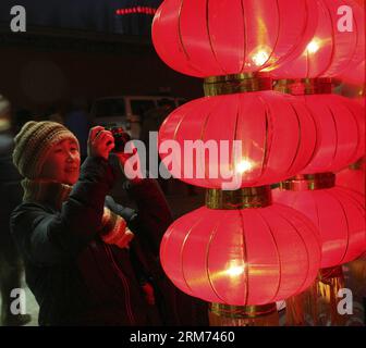 (140213) -- SHENYANG, 13 febbraio 2014 (Xinhua) -- Un visitatore scatta foto di lanterne rosse in una fiera del tempio a Shenyang, capitale della provincia di Liaoning della Cina nord-orientale, 11 febbraio 2014. Le lanterne sono appese in tutta la Cina per salutare il prossimo Festival delle Lanterne, che cade il 14 febbraio di quest'anno. (Xinhua/Huang Jinkun) (mt) CHINA-LANTERN FESTIVAL-LANTERNS (CN) PUBLICATIONxNOTxINxCHN Shenyang 13 febbraio 2014 XINHUA un visitatore scatta foto delle Lanterne rosse IN una Fiera del Tempio a Shenyang capitale della provincia di Liaoning 11 febbraio 2014 le Lanterne sono appese in tutta la Cina per salutare l'imminente Lant Foto Stock