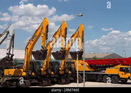 (140213) -- RIO DE JANEIRO, 13 febbraio 2014 (Xinhua) -- foto scattata il 6 febbraio 2014 mostra i camion delle officine nella multinazionale cinese di produzione di macchinari pesanti Sany a San Jose Dos Campos, Brasile. Chinese Sany Group ha acquisito una comprovata esperienza in Brasile grazie alla sua strategia di localizzazione. (Xinhua/Xu Zijian) (lyx) BRASILE-CINA-SANY GROUP-LOCALIZATION PUBLICATIONxNOTxINxCHN Rio de Janeiro 13 febbraio 2014 XINHUA foto scattata IL 6 febbraio 2014 mostra i camion delle officine automobilistiche nella multinazionale cinese Heavy Machinery Manufacturing Company a San Jose Dos Campos Brasile il gruppo cinese ha ottenuto una T Foto Stock
