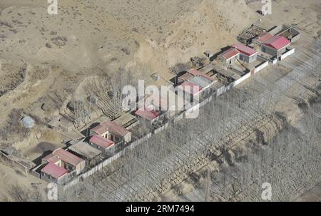 (140213) -- YUTIAN, 13 febbraio 2014 (Xinhua) -- questa foto dall'alto scattata da un elicottero il 13 febbraio 2014 mostra le case nell'epicentro del terremoto nella contea di Yutian, nella regione autonoma di Xinjiang Uygur della Cina nord-occidentale. Un terremoto di magnitudo 7,3 che ha colpito la regione occidentale della Cina, lo Xinjiang, mercoledì pomeriggio, ha colpito più di 7.800 persone, senza che siano state riportate vittime. (Xinhua/Jiang Wenyao) (zwx) CHINA-XINJIANG-QUAKE-EPICENTRO-BIRD EYE VIEW(CN) PUBLICATIONxNOTxINxCHN Yutian Feb 13 2014 XINHUA questa foto Bird Eye View scattata da un elicottero IL 13 febbraio 2014 Foto Stock