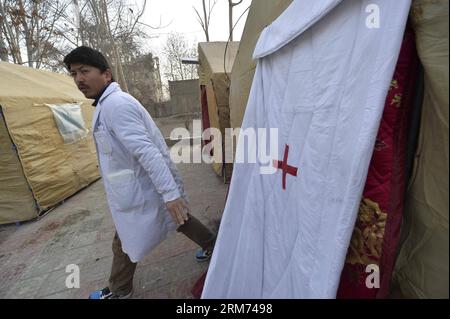 (140213) -- YUTIAN, 13 febbraio 2014 (Xinhua) -- Un operatore sanitario esce da una tenda di soccorso nella città vecchia della contea di Yutian della prefettura di Hetian, regione autonoma di Xinjiang Uygur della Cina nord-occidentale, 13 febbraio 2014. Un terremoto di magnitudo 7,3 ha colpito la contea di Yutian mercoledì. A mezzogiorno di giovedì, 7.838 residenti in sei contee della Prefettura di Hotan sono stati colpiti dal tremore, con 982 trasferiti in sicurezza, ha detto una dichiarazione del dipartimento regionale per gli affari civili. Finora non sono state segnalate vittime. (Xinhua/Jiang Wenyao) (wjq) CHINA-XINJIANG-QUAKE-AFTERMATH (CN) PUBLICATIONxNOTxINxCHN Yu Foto Stock