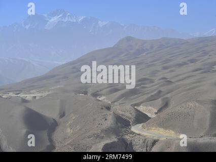 (140213) -- YUTIAN, 13 febbraio 2014 (Xinhua) -- questa foto a volo d'uccello scattata da un elicottero il 13 febbraio 2014 mostra la strada che conduce all'epicentro del terremoto nella contea di Yutian, nella regione autonoma Xinjiang Uygur della Cina nord-occidentale. Un terremoto di magnitudo 7,3 che ha colpito la regione occidentale della Cina, lo Xinjiang, mercoledì pomeriggio, ha colpito più di 7.800 persone, senza che siano state riportate vittime. (Xinhua/Jiang Wenyao) (zwx) CHINA-XINJIANG-QUAKE-EPICENTRO-BIRD EYE VIEW(CN) PUBLICATIONxNOTxINxCHN Yutian Feb 13 2014 XINHUA questa foto Bird Eye View scattata da un elicottero IL 13 febbraio Foto Stock