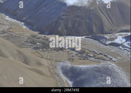 (140213) -- YUTIAN, Feb. 13, 2014 (Xinhua) -- questa foto a volo d'uccello scattata da un elicottero il 13 Feb. 2014 mostra l'epicentro del terremoto nella contea di Yutian, nella regione autonoma di Xinjiang Uygur della Cina nordoccidentale. Un terremoto di magnitudo 7,3 che ha colpito la regione occidentale della Cina, lo Xinjiang, mercoledì pomeriggio, ha colpito più di 7.800 persone, senza che siano state riportate vittime. (Xinhua/Jiang Wenyao) (zwx) CHINA-XINJIANG-QUAKE-EPICENTRO-BIRD EYE VIEW(CN) PUBLICATIONxNOTxINxCHN Yutian Feb 13 2014 XINHUA questa foto Bird Eye View scattata da un elicottero IL 13 febbraio 2014 mostra l'epica Foto Stock