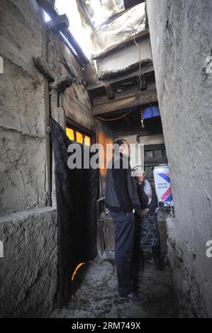 (140213) -- YUTIAN, 13 febbraio 2014 (Xinhua) -- il funzionario locale Aili controlla le case danneggiate nella città vecchia della contea di Yutian della prefettura di Hetian, regione autonoma di Xinjiang Uygur della Cina nord-occidentale, 13 febbraio 2014. Un terremoto di magnitudo 7,3 ha colpito la contea di Yutian mercoledì. A mezzogiorno di giovedì, 7.838 residenti in sei contee della Prefettura di Hotan sono stati colpiti dal tremore, con 982 trasferiti in sicurezza, ha detto una dichiarazione del dipartimento regionale per gli affari civili. Finora non sono state segnalate vittime. (Xinhua/Jiang Wenyao) (wjq) CHINA-XINJIANG-QUAKE-AFTERMATH (CN) PUBLICATIONxNOTxINxCHN Yuti Foto Stock