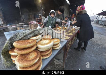 (140213) -- YUTIAN, 13 febbraio 2014 (Xinhua) -- i residenti acquistano cibo nella città vecchia della contea di Yutian della prefettura di Hetian, regione autonoma di Xinjiang Uygur della Cina nord-occidentale, 13 febbraio 2014. Un terremoto di magnitudo 7,3 ha colpito la contea di Yutian mercoledì. A mezzogiorno di giovedì, 7.838 residenti in sei contee della Prefettura di Hotan sono stati colpiti dal tremore, con 982 trasferiti in sicurezza, ha detto una dichiarazione del dipartimento regionale per gli affari civili. Finora non sono state segnalate vittime. (Xinhua/Jiang Wenyao) (wjq) CHINA-XINJIANG-QUAKE-AFTERMATH (CN) PUBLICATIONxNOTxINxCHN Yutian 13 febbraio 2014 XINHUA R Foto Stock