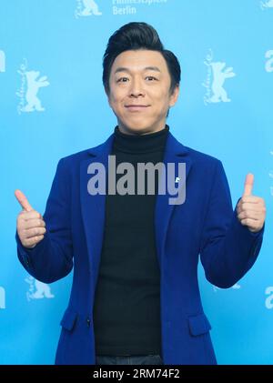 (140213) -- BERLINO, 13 febbraio 2014 (Xinhua) -- l'attore cinese Huang Bo posa per le foto durante un photocall per promuovere il film No Man's Land al 64° Berlinale International Film Festival di Berlino, in Germania, il 13 febbraio 2013. (Xinhua/Zhang fan) (lmz) GERMANY-BERLIN-FILM FESTIVAL-NO MAN S LAND PUBLICATIONxNOTxINxCHN Berlin Feb 13 2014 XINHUA Chinese Actor Huang Bo posa per le foto durante un Photo Call per promuovere il Movie No Man'S Country AL 64° Berlinale International Film Festival di Berlino Germania IL 13 febbraio 2013 XINHUA Zhang Supporter Germany Berlin film Festival No Man'S Country PU Foto Stock