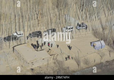 (140213) -- YUTIAN, 13 febbraio 2014 (Xinhua) -- questa vista dall'alto mostra una casa danneggiata da un terremoto nella città di Aqqan nella contea di Yutian, prefettura di Hotan, nella regione autonoma di Xinjiang Uygur, nella Cina nord-occidentale, 13 febbraio 2014. Un terremoto di magnitudo 7,3 che ha colpito la regione occidentale della Cina dello Xinjiang mercoledì pomeriggio ha colpito più di 7.800 persone, senza che siano state segnalate vittime. (Xinhua/Jiang Wenyao) (hdt) CHINA-XINJIANG-QUAKE (CN) PUBLICATIONxNOTxINxCHN Yutian Feb 13 2014 XINHUA questa Bird Eye View mostra una casa danneggiata dal terremoto nella cittadina di Yutian County Hota Foto Stock