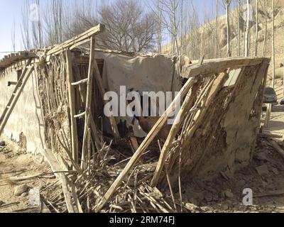 (140213) -- YUTIAN, 13 febbraio 2014 (Xinhua) -- Una casa danneggiata si trova nella città di Aqqan, colpita dal terremoto, nella contea di Yutian, nella prefettura di Hotan, nella regione autonoma di Xinjiang Uygur, nella Cina nord-occidentale, 13 febbraio 2014. Un terremoto di magnitudo 7,3 che ha colpito la regione occidentale della Cina dello Xinjiang mercoledì pomeriggio ha colpito più di 7.800 persone, senza che siano state segnalate vittime. (Xinhua/Cao Zhiheng) (hdt) CHINA-XINJIANG-QUAKE (CN) PUBLICATIONxNOTxINxCHN Yutian 13 febbraio 2014 XINHUA A una casa danneggiata È Lakes nella Quake Hit Township nella contea di Yutian Prefettura di Hotan nello Xinjiang della Cina nordoccidentale Foto Stock