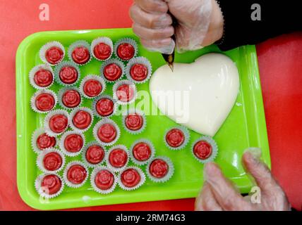 (140212) -- SHENYANG, 12 febbraio 2014 (Xinhua) -- Un cittadino fa cioccolatini per San Valentino a Shenyang, capitale della provincia di Liaoning della Cina nord-orientale, 10 febbraio 2014. Con l'avvicinarsi del giorno di San Valentino, i consumatori accolgono con favore varie materie prime per gli amanti. (Xinhua/Zhang Wenkui) (mt) CHINA-VALENTINE S DAY-COMMODITY (CN) PUBLICATIONxNOTxINxCHN Shenyang 12 febbraio 2014 XINHUA A Citizen produce cioccolatini per San Valentino a Shenyang capitale della provincia di Liaoning della Cina nord-orientale 10 febbraio 2014 mentre si avvicina San Valentino diversi prodotti per gli amanti sono ACCOLTI tra i consumatori XINH Foto Stock