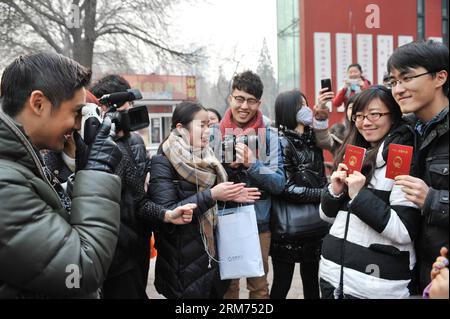 (140214) -- PECHINO, 14 febbraio 2014 (Xinhua) -- gli sposi novelli titolari dei loro certificati si esibiscono per delle foto in un registro di matrimonio il giorno di San Valentino, così come il Chinese Traditional Lantern Festival a Pechino, capitale della Cina, 14 febbraio 2014. Molti sposi novelli hanno scelto di ottenere le licenze di matrimonio il giorno di San Valentino di quest'anno, in quanto coincide con il Festival delle Lanterne, il 15° giorno del primo mese del calendario lunare cinese. (Xinhua/Sun Ruibo) (lfj) CINA-SAN VALENTINO-REGISTRAZIONE MATRIMONIO (CN) PUBLICATIONxNOTxINxCHN Pechino 14 febbraio 2014 XINHUA sposi novelli titolari dei loro certificati rappresentano per Foto Stock