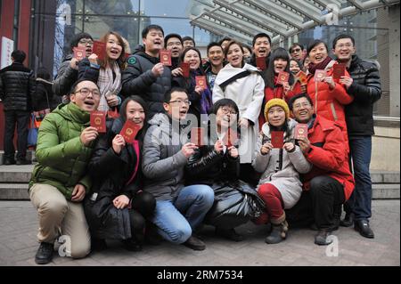 (140214) -- PECHINO, 14 febbraio 2014 (Xinhua) -- gli sposi novelli titolari dei loro certificati si esibiscono per delle foto in un registro di matrimonio il giorno di San Valentino, così come il Chinese Traditional Lantern Festival a Pechino, capitale della Cina, 14 febbraio 2014. Molti sposi novelli hanno scelto di ottenere le licenze di matrimonio il giorno di San Valentino di quest'anno, in quanto coincide con il Festival delle Lanterne, il 15° giorno del primo mese del calendario lunare cinese. (Xinhua/Sun Ruibo) (lfj) CINA-SAN VALENTINO-REGISTRAZIONE MATRIMONIO (CN) PUBLICATIONxNOTxINxCHN Pechino 14 febbraio 2014 XINHUA sposi novelli titolari dei loro certificati rappresentano per Foto Stock