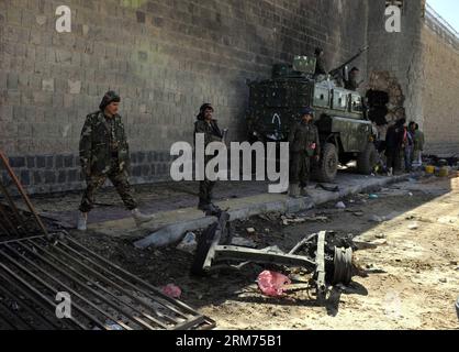 (140214) -- SANAA, 14 febbraio 2014 (Xinhua) -- i soldati yemeniti stanno di guardia fuori dalla prigione centrale di Sanaa, Yemen, il 14 febbraio 2014. Il ministero degli interni dello Yemen ha dichiarato venerdì che 29 prigionieri, la maggior parte dei quali detenuti di al-Qaeda, sono fuggiti durante gli attacchi alla prigione centrale della capitale Sanaa, giovedì sera, che ha causato sette morti e quattro feriti. (Xinhua/Mohammed Mohammed) YEMEN-SANAA-CARCERE CENTRALE-ATTACCO PUBLICATIONxNOTxINxCHN Sanaa 14 febbraio 2014 i soldati yemeniti di XINHUA stanno di guardia fuori dalla prigione centrale di Sanaa Yemen IL 14 febbraio 2014 il ministero degli interni dello Yemen ha detto venerdì Thatcher 29 Foto Stock