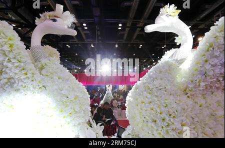 (140214) -- PECHINO, 14 febbraio 2014 (Xinhua) -- le persone visitano una fiera nuziale tenutasi presso il China National Convention Center di Pechino, Cina, 24 febbraio 2014. La fiera di tre giorni per il matrimonio è iniziata qui venerdì, presentando prodotti per il matrimonio provenienti dal paese e dall'estero. (Xinhua/Zhang Yuwei) (hdt) CHINA-BEIJING-WEDDING FAIR (CN) PUBLICATIONxNOTxINxCHN Pechino 14 febbraio 2014 le celebrità di XINHUA visitano un eroe della fiera del matrimonio PRESSO il China National Convention Center di Pechino Cina 24 febbraio 2014 la fiera di tre giorni per matrimoni ha avuto inizio qui IL venerdì presentando i prodotti CORRELATI AL matrimonio da casa e all'estero XINHUA XINHUA Foto Stock