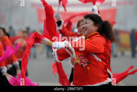 (140214) -- PECHINO, 14 febbraio 2014 (Xinhua) -- la gente esegue danza popolare rurale nella contea di Yanqing di Pechino, capitale della Cina, 14 febbraio 2014. I residenti locali della contea di Yanqing hanno dato spettacoli per celebrare il Chinese Lantern Festival il venerdì. (Xinhua/li Xin) (af) CHINA-BEIJING-LANTERN FESTIVAL (CN) PUBLICATIONxNOTxINxCHN Pechino 14 febbraio 2014 le celebrità di XINHUA eseguono la danza popolare rurale nella contea di Yanqing capitale della Cina 14 febbraio 2014 i residenti locali della contea di Yanqing hanno tenuto spettacoli per celebrare il Festival delle Lanterne cinesi venerdì XINHUA sinistra Xin AF China Beijing Lantern Festi Foto Stock