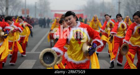 (140214) -- PECHINO, 14 febbraio 2014 (Xinhua) -- la gente esegue danza popolare rurale nella contea di Yanqing di Pechino, capitale della Cina, 14 febbraio 2014. I residenti locali della contea di Yanqing hanno dato spettacoli per celebrare il Chinese Lantern Festival il venerdì. (Xinhua/li Xin) (af) CHINA-BEIJING-LANTERN FESTIVAL (CN) PUBLICATIONxNOTxINxCHN Pechino 14 febbraio 2014 le celebrità di XINHUA eseguono la danza popolare rurale nella contea di Yanqing capitale della Cina 14 febbraio 2014 i residenti locali della contea di Yanqing hanno tenuto spettacoli per celebrare il Festival delle Lanterne cinesi venerdì XINHUA sinistra Xin AF China Beijing Lantern Festi Foto Stock