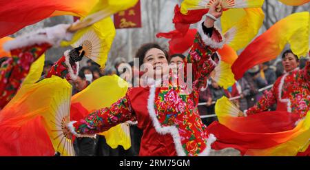 (140214) -- PECHINO, 14 febbraio 2014 (Xinhua) -- la gente esegue danza popolare rurale nella contea di Yanqing di Pechino, capitale della Cina, 14 febbraio 2014. I residenti locali della contea di Yanqing hanno dato spettacoli per celebrare il Chinese Lantern Festival il venerdì. (Xinhua/li Xin) (af) CHINA-BEIJING-LANTERN FESTIVAL (CN) PUBLICATIONxNOTxINxCHN Pechino 14 febbraio 2014 le celebrità di XINHUA eseguono la danza popolare rurale nella contea di Yanqing capitale della Cina 14 febbraio 2014 i residenti locali della contea di Yanqing hanno tenuto spettacoli per celebrare il Festival delle Lanterne cinesi venerdì XINHUA sinistra Xin AF China Beijing Lantern Festi Foto Stock