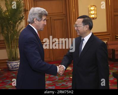 (140214) -- PECHINO, 14 febbraio 2014 (Xinhua) -- il consigliere di Stato cinese Yang Jiechi (R) incontra il segretario di Stato americano in visita John Kerry a Pechino, capitale della Cina, 14 febbraio 2014. (Xinhua/Pang Xinglei) (yxb) CHINA-BEIJING-YANG JIECHI-JOHN KERRY-MEETING(CN) PUBLICATIONxNOTxINxCHN Pechino 14 febbraio 2014 XINHUA Pang Xinglei China Beijing Yang Jiechi r incontra il Segretario di Stato americano in visita John Kerry a Pechino capitale cinese 14 febbraio 2014 XINHUA Pang Xinglei China Beijing Yang Jiechi John Kerry Meeting Foto Stock