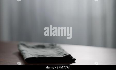 tovagliolo in lino su tavolo in legno con spazio per copie, foto ampia Foto Stock