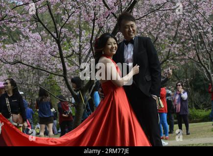 (140217) -- TAIPEI, 17 febbraio 2014 (Xinhua) -- una coppia posa per le foto di matrimonio al Yangmingshan Park di Taipei, sud-est della Cina, Taiwan, 17 febbraio 2014. Il bel tempo qui di lunedì ha attirato molti cittadini locali a venire all'aperto. (Xinhua/Huang Xiaoyong)(wjq) CINA-TAIPEI-DAILY LIFE (CN) PUBLICATIONxNOTxINxCHN Taipei 17 febbraio 2014 XINHUA UN PAIO DI pose per le foto di matrimonio AL Parco Yangmingshan Di Taipei 17 febbraio 2014 il bel tempo qui IL lunedì ha attirato MOLTI cittadini locali a venire all'aperto XINHUA Huang Xiaoyong China Taipei Daily Life CN PUBLICATIONxNOTxINxCHN Foto Stock