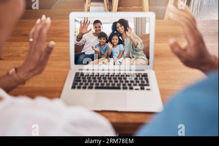 Coppia felice, computer portatile e videochiamata con la famiglia in comunicazione, networking o riunione a casa. Saluta, saluta o webinar per la chat Foto Stock
