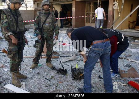 (140219) -- BEIRUT, 19 febbraio 2014 (Xinhua) -- i membri della sicurezza ispezionano il sito di un'esplosione suicida a Beirut, capitale del Libano. Mercoledì mattina, due colpi di suicidio hanno colpito la missione culturale iraniana nella capitale libanese di Beirut, uccidendo almeno due persone e ferendone altre 32, ha detto Aljadeed TV e testimoni oculari. Le Brigate Abdullah Azzam, un gruppo collegato ad al-Qaida, rivendicarono la responsabilità delle esplosioni gemelle. (Xinhua/Koka) LEBANON-BEIRUT-TWIN BLASTS PUBLICATIONxNOTxINxCHN Beirut 19 febbraio 2014 i membri della sicurezza di XINHUA ispezionano il sito di un'esplosione suicida a Beirut capitale del Libano Twi Foto Stock