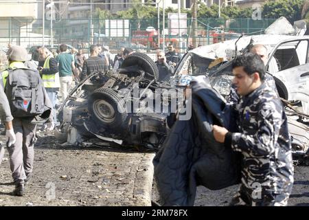 (140219) -- BEIRUT, 19 febbraio 2014 (Xinhua) -- foto scattata il 19 febbraio 2014 mostra la scena di un'esplosione suicida a Beirut, capitale del Libano. Mercoledì mattina, due colpi di suicidio hanno colpito la missione culturale iraniana nella capitale libanese di Beirut, uccidendo almeno due persone e ferendone altre 32, ha detto Aljadeed TV e testimoni oculari. Le Brigate Abdullah Azzam, un gruppo collegato ad al-Qaida, rivendicarono la responsabilità delle esplosioni gemelle. (Xinhua/Koka) LEBANON-BEIRUT-TWIN BLASTS PUBLICATIONxNOTxINxCHN Beirut 19 febbraio 2014 XINHUA foto scattata IL 19 febbraio 2014 mostra la scena di un'esplosione suicida a Beirut, California Foto Stock