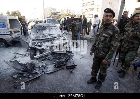 (140219) -- BEIRUT, 19 febbraio 2014 (Xinhua) -- i membri della sicurezza sono di guardia nel sito di un'esplosione suicida a Beirut, capitale del Libano. Mercoledì mattina, due colpi di suicidio hanno colpito la missione culturale iraniana nella capitale libanese di Beirut, uccidendo almeno due persone e ferendone altre 32, ha detto Aljadeed TV e testimoni oculari. Le Brigate Abdullah Azzam, un gruppo collegato ad al-Qaida, rivendicarono la responsabilità delle esplosioni gemelle. (Xinhua/Koka) LEBANON-BEIRUT-TWIN BLASTS PUBLICATIONxNOTxINxCHN Beirut 19 febbraio 2014 i membri della sicurezza di XINHUA sono di guardia PRESSO il sito di un'esplosione suicida nella capitale di Beirut Foto Stock