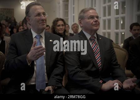 (140218) -- CITTÀ DEL MESSICO, 18 febbraio 2014 (Xinhua) -- Anthony Wayne (L), ambasciatore degli Stati Uniti in Messico, e Robert Menendez, presidente della commissione del Senato degli Stati Uniti per le relazioni estere, partecipano a una conferenza convocata dal Consiglio delle Americhe, a città del Messico, capitale del Messico, il 18 febbraio 2014. Il senatore democratico degli Stati Uniti Robert Menendez ha lanciato martedì una visita di sei giorni in Messico e Colombia, ha detto il suo ufficio. (Xinhua/Alejandro Ayala) (jg) (ah) MESSICO-CITTÀ DEL MESSICO-Stati Uniti-POLITICA-CONFERENZA PUBLICATIONxNOTxINxCHN città del Messico 18 febbraio 2014 XINHUA Anthony Wayne l Ambasciatore degli Stati Uniti in Messico e R. Foto Stock