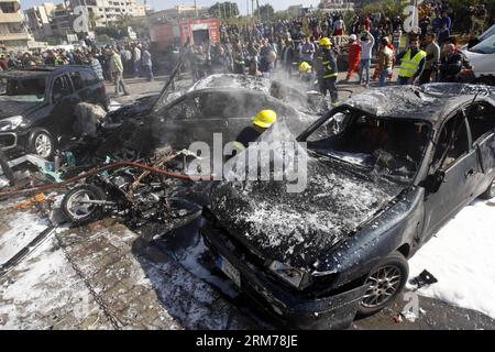 (140219) -- BEIRUT, 19 febbraio 2014 (Xinhua) -- i vigili del fuoco lavorano sul sito di un'esplosione suicida a Beirut, capitale del Libano. Mercoledì mattina, due colpi di suicidio hanno colpito la missione culturale iraniana nella capitale libanese di Beirut, uccidendo almeno due persone e ferendone altre 32, ha detto Aljadeed TV e testimoni oculari. Le Brigate Abdullah Azzam, un gruppo collegato ad al-Qaida, rivendicarono la responsabilità delle esplosioni gemelle. (Xinhua/Koka) LEBANON-BEIRUT-TWIN BLASTS PUBLICATIONxNOTxINxCHN Beirut 19 febbraio 2014 i vigili del fuoco di XINHUA lavorano PRESSO il sito di un'esplosione suicida a Beirut capitale del Libano Twin Suicid Foto Stock