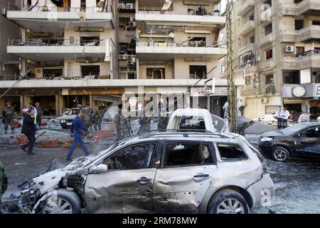 (140219) -- BEIRUT, 19 febbraio 2014 (Xinhua) -- foto scattata il 19 febbraio 2014 mostra la scena di un'esplosione suicida a Beirut, capitale del Libano. Mercoledì mattina, due colpi di suicidio hanno colpito la missione culturale iraniana nella capitale libanese di Beirut, uccidendo almeno due persone e ferendone altre 32, ha detto Aljadeed TV e testimoni oculari. Le Brigate Abdullah Azzam, un gruppo collegato ad al-Qaida, rivendicarono la responsabilità delle esplosioni gemelle. (Xinhua/Koka) LEBANON-BEIRUT-TWIN BLASTS PUBLICATIONxNOTxINxCHN Beirut 19 febbraio 2014 XINHUA foto scattata IL 19 febbraio 2014 mostra la scena di un'esplosione suicida a Beirut, California Foto Stock