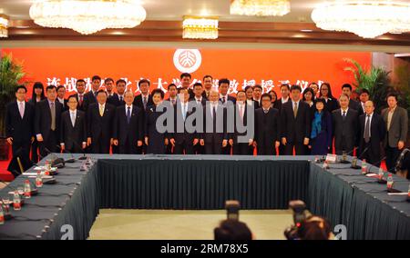 (140219) -- PECHINO, 19 febbraio 2014 (Xinhua) -- il presidente onorario del Kuomintang Lien Chan (fronte 7th L), che è anche presidente di una fondazione sullo sviluppo pacifico attraverso lo stretto, posa per una foto di gruppo con insegnanti e studenti dopo una cerimonia che gli conferisce un titolo di professore onorario all'Università di Pechino, capitale della Cina, 19 febbraio 2014. (Xinhua/Chen Yehua) (hdt) CHINA-BEIJING-LIEN CHAN-HONORARY PROFESSOR (CN) PUBLICATIONxNOTxINxCHN Pechino 19 febbraio 2014 XINHUA Kuomintang Presidente Onorario Lien Chan 7th l Front che È quindi presidente di una Fondazione SULLO sviluppo pacifico dello stretto Foto Stock