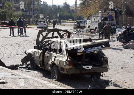 (140219) -- BEIRUT, 19 febbraio 2014 (Xinhua) -- foto scattata il 19 febbraio 2014 mostra un'auto distrutta nel sito di un'esplosione a Beirut, Libano. Le Brigate Abdullah Azzam, un gruppo collegato ad al-Qaida, hanno rivendicato la responsabilità di esplosioni gemelle che hanno preso di mira la missione culturale iraniana nella capitale libanese Beirut mercoledì. Il ministro della sanità pubblica Wael Abou Faour ha messo il bilancio delle vittime delle esplosioni a cinque e ha detto che più di 80 altri sono rimasti feriti. (Xinhua/Koka)(hy) LEBANON-BEIRUT-TWIN BLASTS PUBLICATIONxNOTxINxCHN Beirut 19 febbraio 2014 XINHUA foto scattata IL 19 febbraio 2014 mostra un'auto distrutta PRESSO il sito di Foto Stock