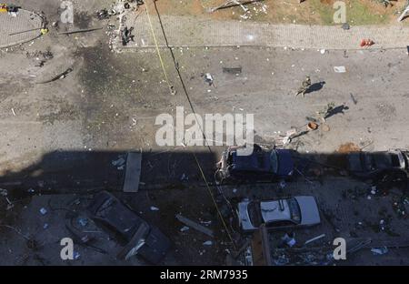 (140219) -- BEIRUT, 19 febbraio 2014 (Xinhua) -- foto scattata il 19 febbraio 2014 mostra il sito di un'esplosione a Beirut, Libano. Le Brigate Abdullah Azzam, un gruppo collegato ad al-Qaida, hanno rivendicato la responsabilità di esplosioni gemelle che hanno preso di mira la missione culturale iraniana nella capitale libanese Beirut mercoledì. Il ministro della sanità pubblica Wael Abou Faour ha messo il bilancio delle vittime delle esplosioni a cinque e ha detto che più di 80 altri sono rimasti feriti. (Xinhua/Koka)(hy) LIBANO-BEIRUT-TWIN BLASTS PUBLICATIONxNOTxINxCHN Beirut 19 febbraio 2014 XINHUA foto scattata IL 19 febbraio 2014 mostra il sito di un'esplosione a Beirut Libano The Abd Foto Stock